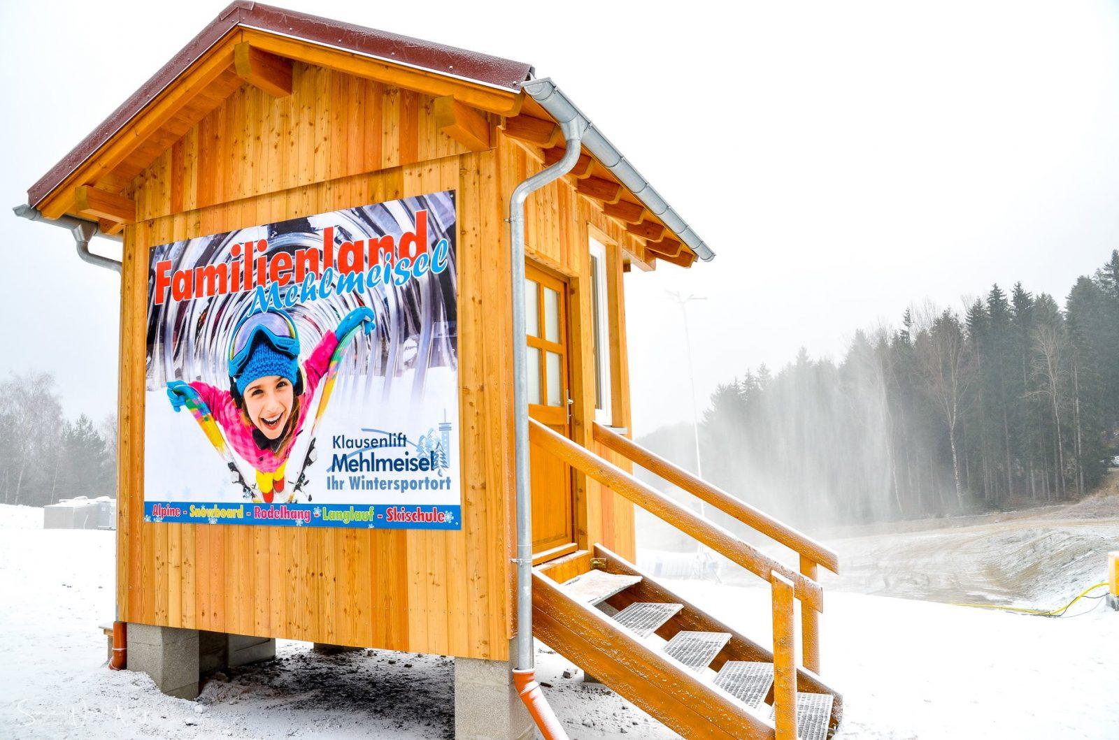 Großes Schild für das Familienland Mehlmeisel